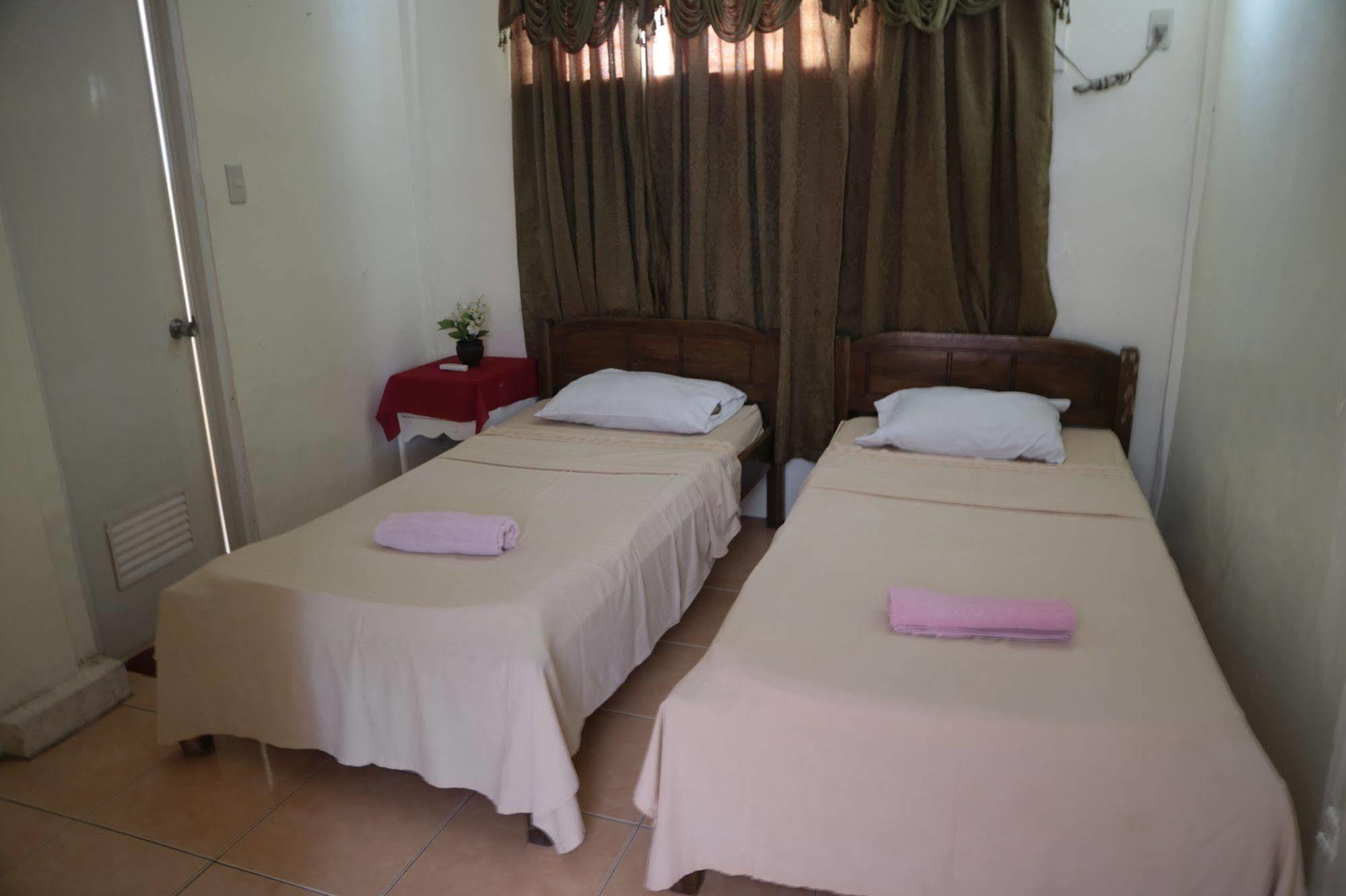 Newport Oak Pension Inn Tagbilaran Exterior foto